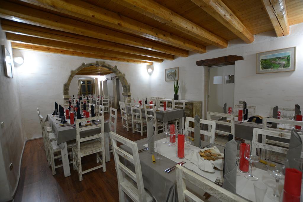 Abas Ristorante Pizzeria Affittacamere Ales Εξωτερικό φωτογραφία