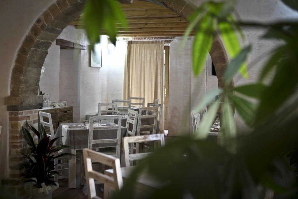 Abas Ristorante Pizzeria Affittacamere Ales Εξωτερικό φωτογραφία
